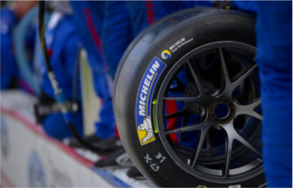 至于乘用車/輕卡輪胎替換市場，全球需求總體下降了2%，但各地區(qū)差異較大。在歐洲，原配市場需求下降了6%，但從第一季度下降的9%到第二季度下降的4%顯示未來需求有彈性。在北美，需求下降了6%。而中國市場在此期間上漲了16%，尤其是第二季度上漲了32%。