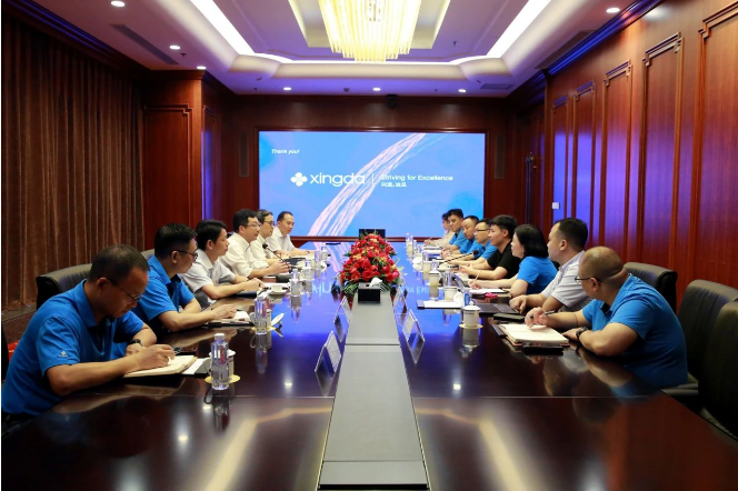 近日，東海橡塑(合肥)有限公司(簡(jiǎn)稱“東海合肥”)總經(jīng)理卜部明彥一行訪問江蘇興達(dá)鋼簾線股份有限公司 ，共同探討未來合作機(jī)遇，致力于共享發(fā)展的新篇章。