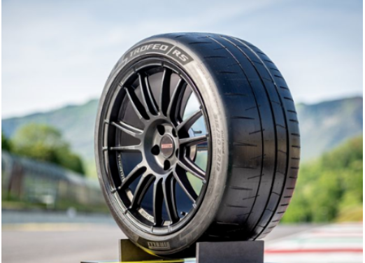 鑒于外部環(huán)境的不確定性，倍耐力對2023年全年收入做出了調(diào)整。預計全年收入將在65億歐元至67億歐元之間，折合約為511.93億元至527.68億元人民幣。與此同時，倍耐力確認2023年的投資額約為4億歐元，折合約為31.5億元人民幣。