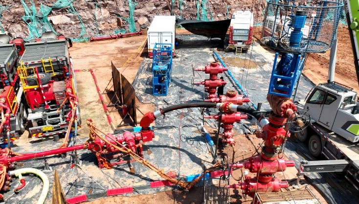 利通科技與中國石油集團西部鉆探工程有限公司攜手在山西晉城某非常規(guī)頁巖油田進行電驅(qū)壓裂聯(lián)合作業(yè)，通過利通科技自主研發(fā)制造的大口徑(5<i></i>'<i></i>'15000psi)酸化壓裂軟管的成功應(yīng)用，為該油田的高效開發(fā)贏得高度評價。