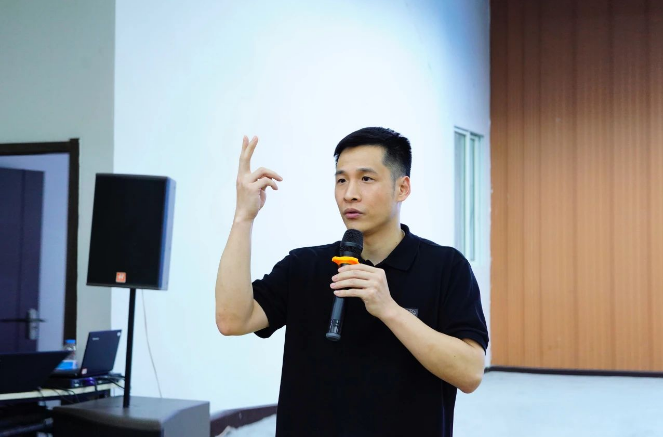 集團輪胎事業(yè)部梅總在會上用實際業(yè)績數(shù)據(jù)肯定了各公司上半年的辛勤努力，同時明確指出了未來工作需要提升的方向和具體目標。他強調(diào)要打開和升級思維，多角度思考行動，并在正確的方向中以激進的方式去突破，找出更高效、更優(yōu)質(zhì)的工作方法。