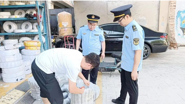 ，膠州市市場監(jiān)管局正在積極采取多項(xiàng)措施，旨在推動全市電線電纜行業(yè)的行風(fēng)建設(shè)和產(chǎn)品質(zhì)量的安全意識。針對此目標(biāo)，該局從壓緊壓實(shí)企業(yè)責(zé)任、加強(qiáng)監(jiān)督檢查、強(qiáng)化質(zhì)量控制、普法宣傳和綜合監(jiān)管等方面入手，全力推進(jìn)電線電纜行業(yè)的良性發(fā)展。