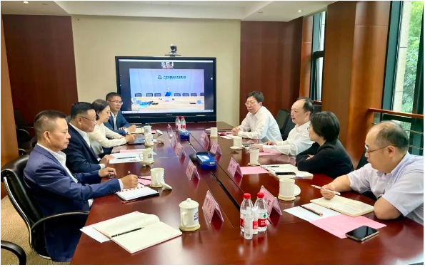 上海華誼集團(tuán)股份有限公司與卡博特公司進(jìn)行了高層會(huì)談。參會(huì)的卡博特公司執(zhí)行副總裁、高性能材料業(yè)務(wù)總裁、亞太區(qū)總裁朱戟率領(lǐng)團(tuán)隊(duì)拜訪了華誼集團(tuán)的黨委書(shū)記、董事長(zhǎng)顧立立等相關(guān)領(lǐng)導(dǎo)。