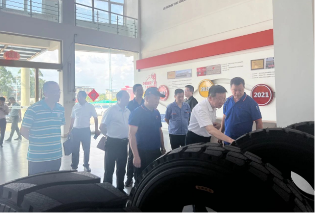 國家工信部領導蒞臨新桂輪橡膠有限公司 實地考察生產(chǎn)情況