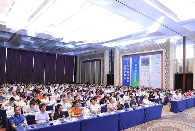 廣東江門于7月27日至28日舉辦了2023廣東涂料產(chǎn)業(yè)高質(zhì)量發(fā)展大會，本次大會以“守正創(chuàng)新 提質(zhì)增效”為主題。來自涂料行業(yè)的代表齊聚江門，共同探討行業(yè)未來發(fā)展方向。其中，東莞大寶化工制品有限公司在大會上斬獲兩項(xiàng)殊榮。