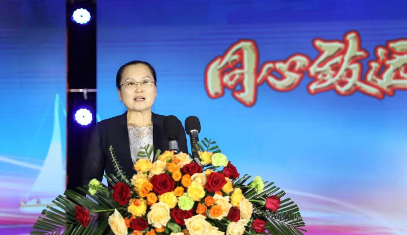 姜妍在致辭中指出，過去十年是豐源輪胎公司打基礎(chǔ)、謀長遠(yuǎn)的十年。今后，該公司將積極學(xué)習(xí)國家級和世界級輪胎企業(yè)的先進(jìn)經(jīng)驗(yàn)，為全區(qū)全市的“強(qiáng)工興產(chǎn)、轉(zhuǎn)型突圍”貢獻(xiàn)更大力量。