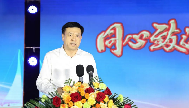 侯宇剛在致辭中指出，豐源輪胎公司重組投產(chǎn)10周年是企業(yè)發(fā)展史上的一個(gè)里程碑，具有巨大的變革意義。面對當(dāng)前新形勢和任務(wù)，豐源輪胎公司努力抓住新能源汽車快速發(fā)展和資本市場深刻變革的機(jī)遇，致力于成為中國橡膠工業(yè)的標(biāo)桿企業(yè)。