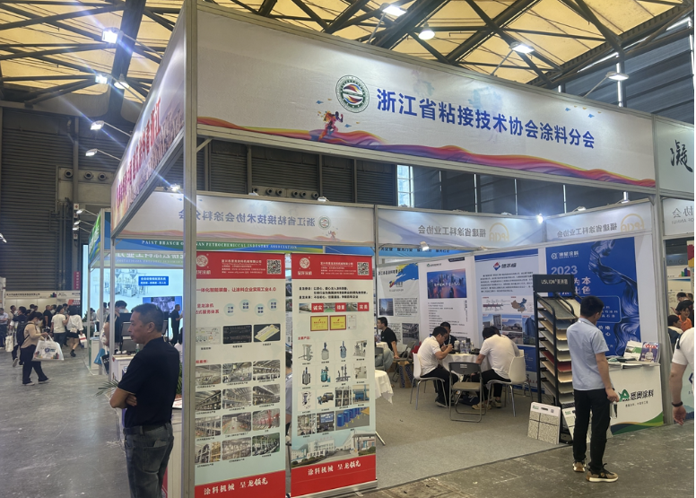 近日，浙江省粘接技術(shù)協(xié)會(huì)涂料分會(huì)聯(lián)合浙江地區(qū)涂料企業(yè)，共同參展本屆涂料展覽會(huì)，旨在加強(qiáng)與全國(guó)涂料產(chǎn)業(yè)鏈同仁的技術(shù)研發(fā)、產(chǎn)學(xué)研合作、技術(shù)服務(wù)和創(chuàng)新成果轉(zhuǎn)化等方面的合作。據(jù)了解，該分會(huì)的展位吸引了眾多參展觀眾駐足體驗(yàn)、洽談，展位活躍度較高。