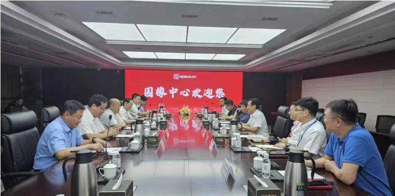 雙方就賽輪(濰坊)工程輪胎生產(chǎn)項(xiàng)目進(jìn)行了磋商，深入探討了項(xiàng)目落地的具體細(xì)節(jié)，并對(duì)未來(lái)合作事宜展開了交流。