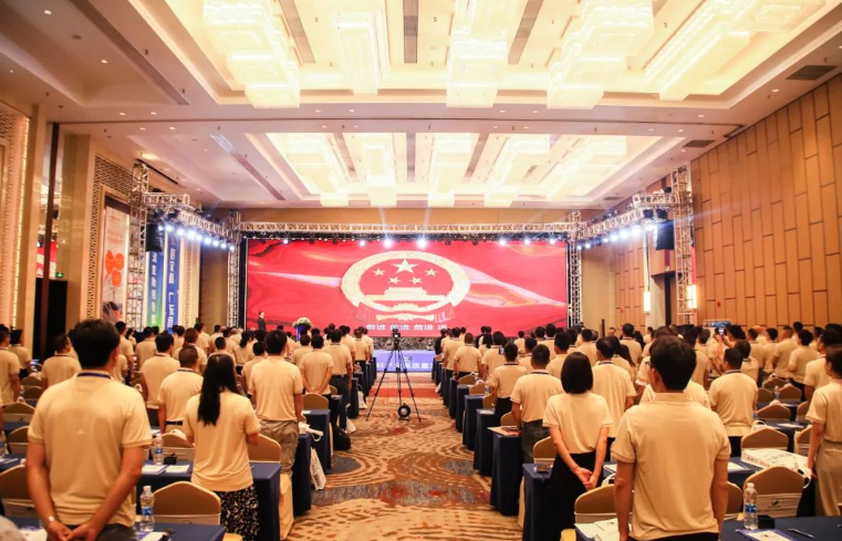 以“守正創(chuàng)新 提質(zhì)增效”為主題的2023廣東涂料產(chǎn)業(yè)高質(zhì)量發(fā)展大會(huì)暨廣東省涂料行業(yè)協(xié)會(huì)第九屆第三次會(huì)員代表大會(huì)在江門鶴山福朋喜來登酒店盛大舉行。來自廣東省工業(yè)與信息化廳材料處、應(yīng)急管理廳?；幰约巴苛闲袠I(yè)協(xié)會(huì)等領(lǐng)導(dǎo)，以及行業(yè)各理事單位、會(huì)員單位、涂料行業(yè)媒體代表等近500人參加此次盛會(huì)，共同探討廣東涂料產(chǎn)業(yè)的高質(zhì)量發(fā)展之路。