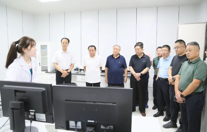 山東省道路運輸協(xié)會會長孫慶民攜帶代表團一行訪問賽輪集團。賽輪集團總裁謝小紅親自接待了這位重要的客人，并帶領(lǐng)他們參觀了集團總部。