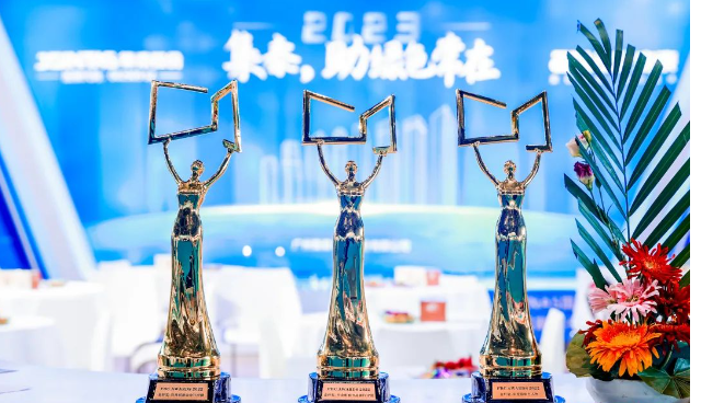 8月2日，展會主辦方同期舉行了第五屆建筑門窗幕墻行業(yè)“金軒獎”頒獎典禮。該獎項因含金量高、評選條件嚴(yán)格被稱為“門窗幕墻行業(yè)的奧斯卡”。在頒獎典禮上，集泰股份憑借在產(chǎn)品、服務(wù)、創(chuàng)新和領(lǐng)導(dǎo)力等方面的出色表現(xiàn)，榮獲了“行業(yè)影響力品牌TOP榜”和“科技創(chuàng)新企業(yè)TOP榜”兩項重要獎項，而公司總經(jīng)理鄒珍凡也榮獲了“年度影響力人物”獎項。