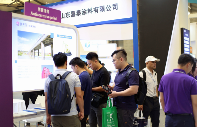 據(jù)了解，紫荊花成為中國國家女子足球隊官方支持品牌后，品牌曝光度大幅提升，展位三天期間一直人氣爆棚，吸引了眾多參觀者前來交流和洽談合作事宜，現(xiàn)場意向加盟客戶超過20余位。