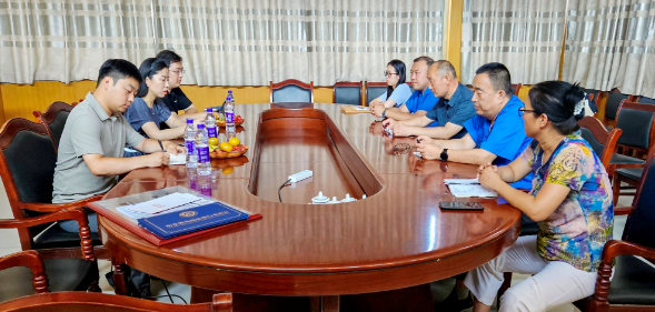 其次，調(diào)研組來到魯能泰山曲阜電纜有限公司，該公司是協(xié)會(huì)的副會(huì)長(zhǎng)單位。在座談中，公司副總工程師、技術(shù)中心副主任吳建偉向調(diào)研組介紹了企業(yè)的基本情況、目前的運(yùn)營狀況以及專業(yè)人才儲(chǔ)備情況。王春紅表示企業(yè)希望得到協(xié)會(huì)在自主評(píng)價(jià)、題庫組織和制度建立方面的支持。