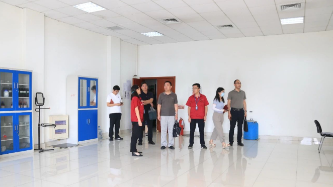 山東省東營市科技局四級(jí)調(diào)研員王新俊，市科技局農(nóng)社科科長、機(jī)關(guān)黨委負(fù)責(zé)人楊行德，市科技局高新科負(fù)責(zé)人馬向明等領(lǐng)導(dǎo)到萬達(dá)寶通輪胎公司進(jìn)行了深入調(diào)研和指導(dǎo)工作。墾利區(qū)科技局黨組書記、局長張鵬，區(qū)科技局研究室主任張芳芳陪同。