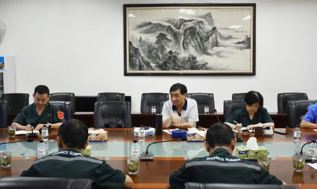 同時(shí)，以“提升整體生產(chǎn)效率和經(jīng)濟(jì)效益”為主題，，探討了煉膠、半制品、成型以及硫化等工序的產(chǎn)能匹配、產(chǎn)銷平衡、生產(chǎn)調(diào)度、倉(cāng)儲(chǔ)物流、動(dòng)力能耗以及內(nèi)部成本等問(wèn)題。