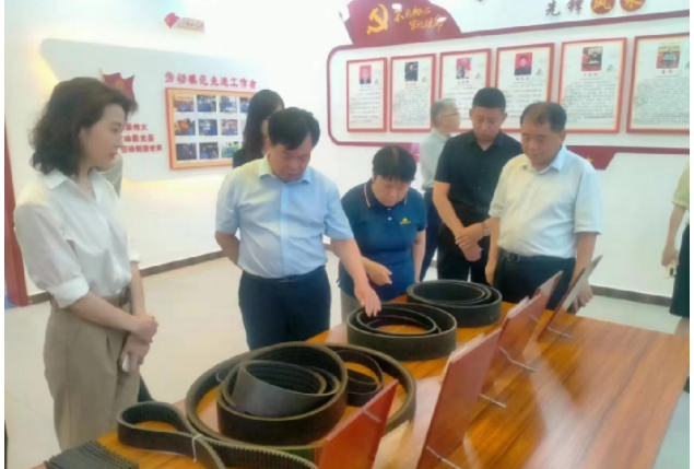 開(kāi)封市政協(xié)副主席兼市財(cái)政局黨組書(shū)記、局長(zhǎng)孫國(guó)才率領(lǐng)市政協(xié)代表團(tuán)，共22人一行，蒞臨金久龍實(shí)業(yè)有限公司，深入調(diào)研該企業(yè)的發(fā)展?fàn)顩r。陪同調(diào)研的還有縣政協(xié)副主席楊清泉及縣委統(tǒng)戰(zhàn)部有關(guān)負(fù)責(zé)人。