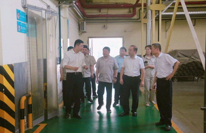 陜西省國(guó)資委黨委委員、副主任汪亮，二級(jí)巡視員白宏偉一行到陜西延長(zhǎng)石油西北橡膠有限公司，開(kāi)展了一次緊要的安全生產(chǎn)和生態(tài)環(huán)保專(zhuān)項(xiàng)督導(dǎo)調(diào)研。此次調(diào)研旨在深入了解西橡公司在安全生產(chǎn)和環(huán)保方面的情況，推動(dòng)綠色低碳發(fā)展戰(zhàn)略的貫徹落實(shí)。