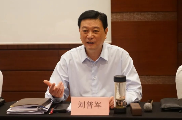 中國涂料工業(yè)協(xié)會(huì)于8月2日召開中國涂料高質(zhì)量發(fā)展座談會(huì)，就涂料行業(yè)的未來發(fā)展進(jìn)行了深入研討。會(huì)上，行業(yè)內(nèi)重要企業(yè)的領(lǐng)導(dǎo)人齊聚一堂，共同探討了當(dāng)前涂料行業(yè)的發(fā)展形勢以及如何引領(lǐng)行業(yè)向高質(zhì)量發(fā)展邁進(jìn)。