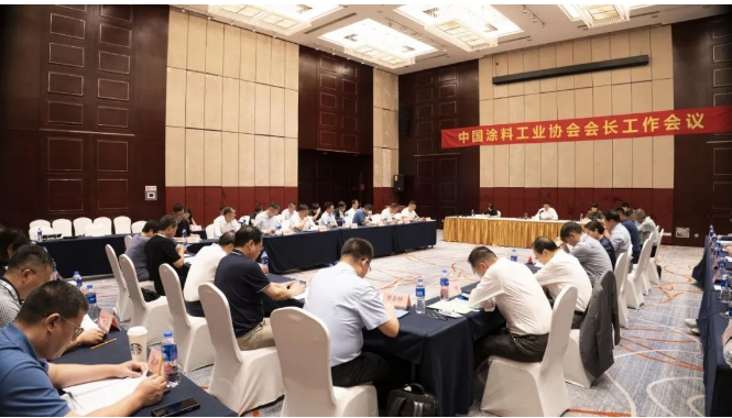 除劉普軍會長外，會議還吸引了中國涂料工業(yè)協(xié)會名譽會長孫蓮英、副會長丁艷梅以及秘書長劉杰的關(guān)注和參與。整個會議充滿了積極的討論和交流氛圍。