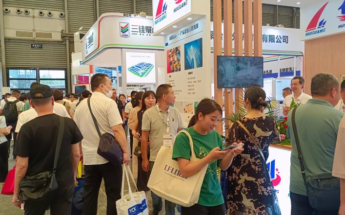 據(jù)了解，此次展會(huì)為期三天，在這短短的時(shí)間里，寧波涂協(xié)會(huì)員企業(yè)憑借技術(shù)實(shí)力和創(chuàng)新能力吸引了眾多觀眾前來(lái)咨詢洽談，不少企業(yè)還在現(xiàn)場(chǎng)達(dá)成了合作意向，簽下了合作協(xié)議。