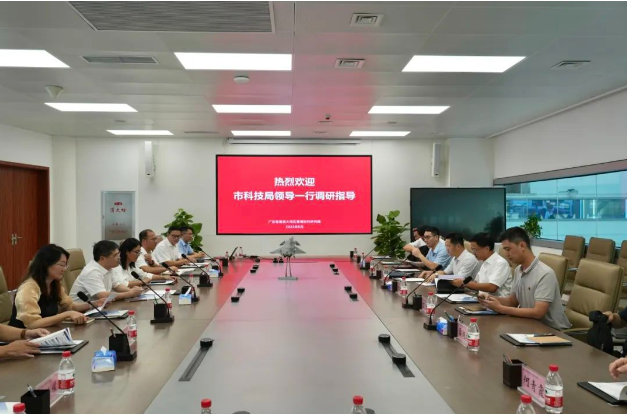 王桂林一行參觀了飛行起降動(dòng)力學(xué)大裝置的核心設(shè)備，包括輪胎高加速試驗(yàn)臺(tái)、道面環(huán)境模擬試驗(yàn)臺(tái)、起落架擺振試驗(yàn)臺(tái)以及飛行器落震試驗(yàn)臺(tái)。他詳細(xì)了解了這些設(shè)備的安裝和調(diào)試進(jìn)度，以及與之相關(guān)的科研進(jìn)展和人才培養(yǎng)計(jì)劃。