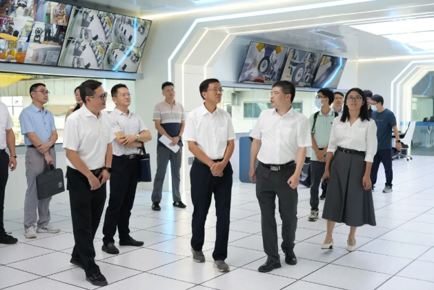 在現(xiàn)場(chǎng)，楊小牛代表航空輪胎大科學(xué)中心對(duì)廣州市和黃埔區(qū)科技部門(mén)在大裝置建設(shè)過(guò)程中的大力支持表示感謝。他介紹了大裝置將專(zhuān)注研究的領(lǐng)域，包括輪胎、起落架和飛行器等相關(guān)的基礎(chǔ)科學(xué)問(wèn)題。預(yù)計(jì)這一裝置將成為國(guó)內(nèi)頂尖的飛行起降動(dòng)力學(xué)研究設(shè)施，以世界一流水平的創(chuàng)新平臺(tái)，助力中國(guó)航空航天、輪式裝備、立體交通等高端制造業(yè)走向國(guó)際領(lǐng)先地位。