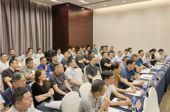 據(jù)了解，會議主要就團體標準、低溫固化技術(shù)攻關(guān)、行業(yè)白皮書(第二版)編寫、下半年分會活動以及年度峰會等議題進行了深入商討。會議還集中討論了如何通過政府、協(xié)會和企業(yè)的合力，進一步提升粉末涂料的影響力，讓更多人了解、關(guān)心和接受這種環(huán)保型涂料。