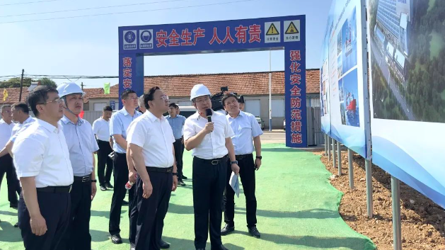 威海市委書記閆劍波率領(lǐng)調(diào)研團(tuán)隊(duì)蒞臨中天科技山東海工線纜項(xiàng)目，對(duì)其建設(shè)情況進(jìn)行實(shí)地考察。中天科技集團(tuán)總裁薛馳向調(diào)研團(tuán)隊(duì)詳細(xì)介紹了中天科技集團(tuán)的發(fā)展歷程以及山東海工線纜項(xiàng)目的進(jìn)展情況。