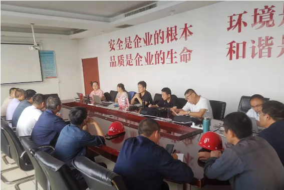 邯鄲黑貓公司特聘安全生產(chǎn)專家團(tuán)隊前往公司，為其安全生產(chǎn)工作提供指導(dǎo)和幫扶。經(jīng)過對現(xiàn)場生產(chǎn)車間的深入排查，公司在專家團(tuán)隊的建議下，積極整改問題，進(jìn)一步加強(qiáng)了安全管理和風(fēng)險防控措施，以確保員工的安全和生產(chǎn)環(huán)境的穩(wěn)定。