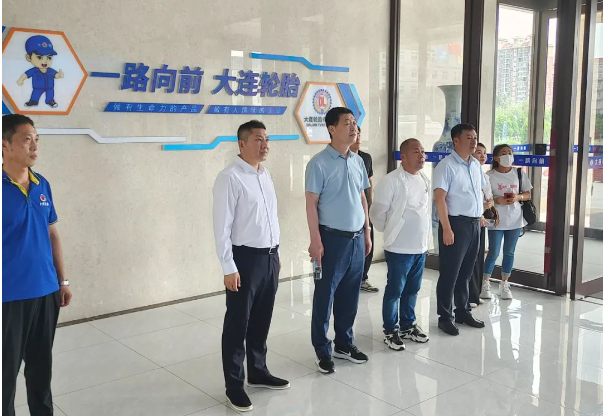 【炭黑產(chǎn)業(yè)網(wǎng)】8月15日消息，龍江銀行綏化分行行長徐龍及綏化百順集團(tuán)董事長劉純于8月11日到訪大連輪胎有限公司。受到了大連輪胎有限公司總裁陳健及其團(tuán)隊的熱情接待。