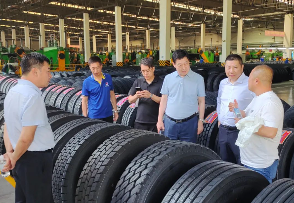 雙方首先參觀了大連輪胎的生產(chǎn)車間，陳健總裁重點介紹了公司的生產(chǎn)工藝和先進(jìn)設(shè)備，向客人們詳細(xì)講解了公司產(chǎn)品的特點和優(yōu)勢。