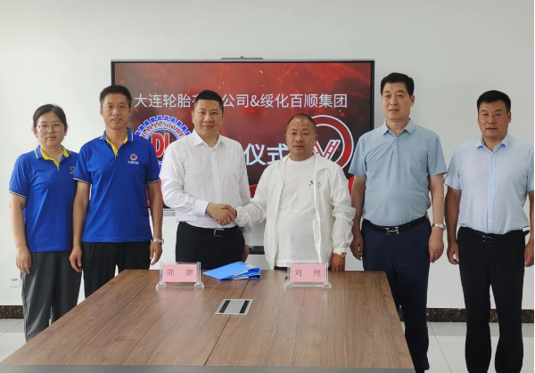 據(jù)了解，雙方合作協(xié)議的內(nèi)容涵蓋了多個領(lǐng)域，從業(yè)務(wù)互補(bǔ)到市場營銷，再到產(chǎn)業(yè)推動，都將展開深度合作。這次合作對雙方而言意義重大。大連輪胎有限公司通過與綏化百順集團(tuán)的合作，進(jìn)一步鞏固了在輪胎市場的領(lǐng)導(dǎo)地位，同時也拓展了業(yè)務(wù)范圍。而綏化百順集團(tuán)則通過與大連輪胎有限公司的合作，更好地保證了車輛制造的品質(zhì)和效率，為公司未來的持續(xù)發(fā)展打下了堅實基礎(chǔ)。