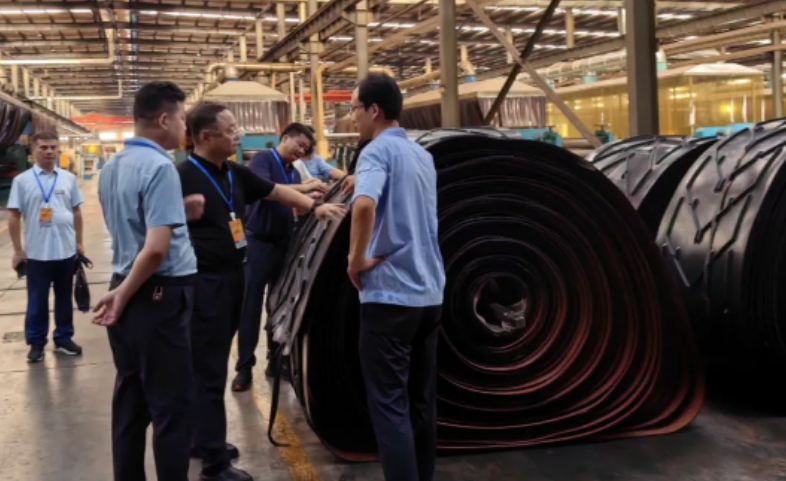 隨后，王兵一行前往了中一橡膠，詳細了解了該企業(yè)的發(fā)展歷程。走訪人員還實地考察了神馬簾子布和浸膠帆布在生產(chǎn)車間中的應(yīng)用情況，從而更好地把握材料在實際生產(chǎn)中的表現(xiàn)。