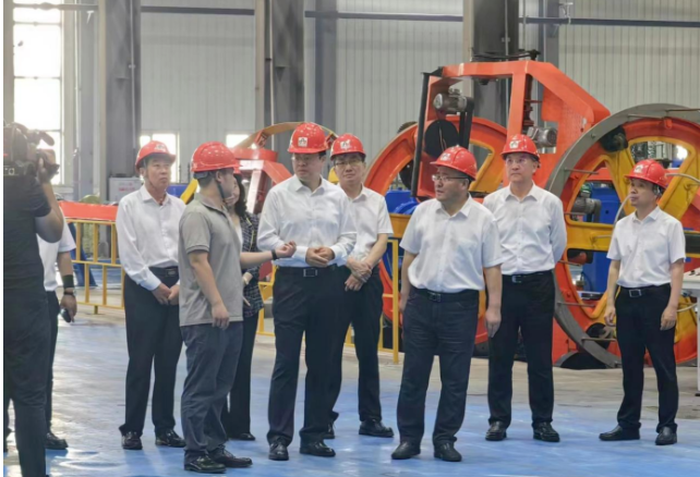 日前，黑龍江省大慶市委書記李世峰攜市委領(lǐng)導(dǎo)一行來到上海勝華電纜科技集團(tuán)黑龍江產(chǎn)業(yè)園進(jìn)行考察調(diào)研，對該企業(yè)的發(fā)展歷程和未來規(guī)劃進(jìn)行了詳細(xì)了解。值此良機(jī)，雙方就企業(yè)發(fā)展戰(zhàn)略、技術(shù)創(chuàng)新以及產(chǎn)業(yè)園區(qū)的定位等展開了深入交流。