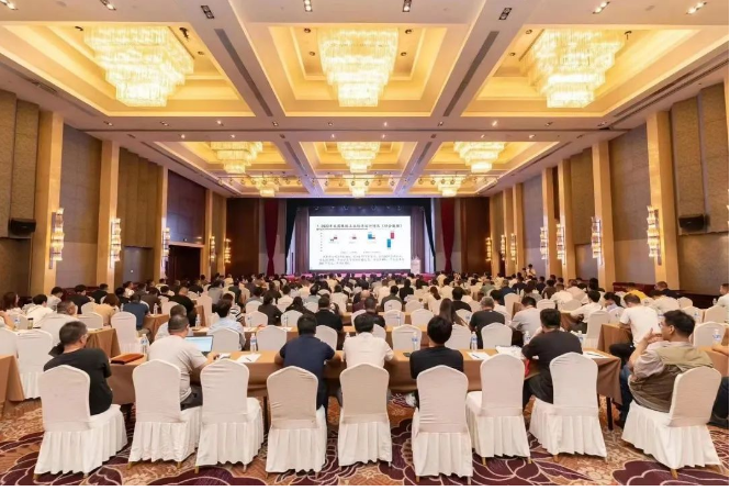 會(huì)議期間，與會(huì)代表還就混煉膠的質(zhì)量控制、產(chǎn)品需求、技術(shù)創(chuàng)新等方面進(jìn)行了專(zhuān)題演講和交流。各位代表從不同角度分享了混煉膠生產(chǎn)過(guò)程中可能出現(xiàn)的問(wèn)題以及解決方案。與會(huì)專(zhuān)家就如何降低環(huán)境污染、提高產(chǎn)品質(zhì)量、推動(dòng)綠色發(fā)展等議題展開(kāi)了深入討論。