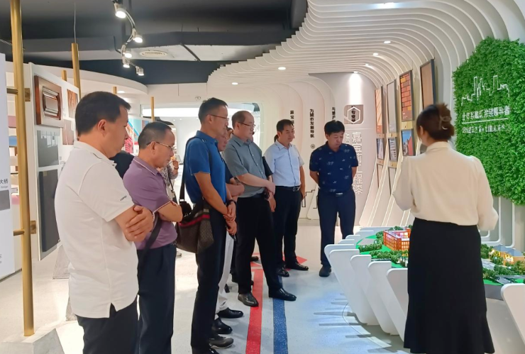 接著，代表團參觀了嘉寶莉化工集團，這家現(xiàn)代化高新技術企業(yè)專注于環(huán)保涂料的研發(fā)與創(chuàng)新，致力于為消費者創(chuàng)造安全、健康、優(yōu)質(zhì)的產(chǎn)品。在座談交流中，嘉寶莉化工集團的高管分享了公司的發(fā)展方向和數(shù)字化平臺建設經(jīng)驗，與參觀團成員就工業(yè)技術、銷售等進行了深入交流。