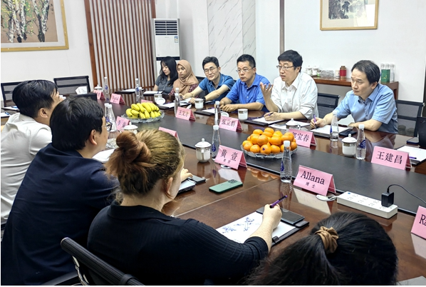 在座談交流中，楊水清董事長詳細(xì)介紹了公司發(fā)展?fàn)顩r，并強(qiáng)調(diào)了與英國愛丁堡大學(xué)在新材料領(lǐng)域的合作進(jìn)展。他表達(dá)了與高校合作的愿望，希望充分利用學(xué)科和人才資源優(yōu)勢，實現(xiàn)合作共贏。