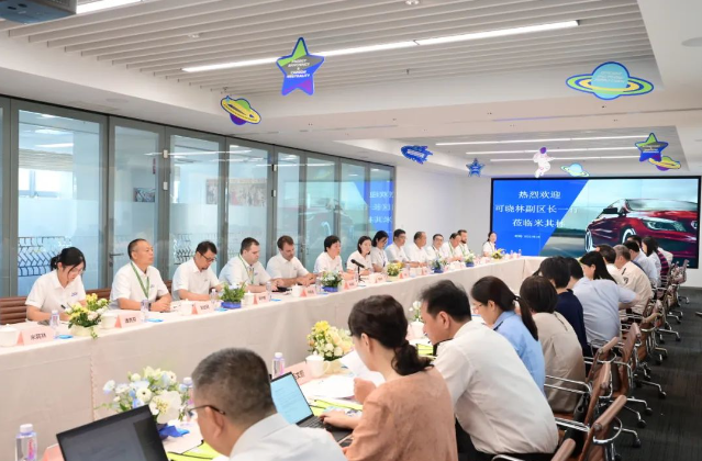 可曉林副區(qū)長(zhǎng)提到，目前米其林輪胎一期工程已竣工驗(yàn)收，項(xiàng)目二期工程要在一期的基礎(chǔ)上，打造“超級(jí)靈活的綠色、智能、可持續(xù)的未來(lái)工廠”，各相關(guān)部門(mén)要做好政策解答，與企業(yè)共同研究，合力推動(dòng)項(xiàng)目平穩(wěn)有序開(kāi)展。