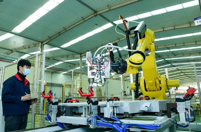 會(huì)議期間還舉行了專家學(xué)者的學(xué)術(shù)交流環(huán)節(jié)，陸軍軍事交通學(xué)院教授陳希真、震雄集團(tuán)高級(jí)研發(fā)經(jīng)理陳劍波等分別發(fā)表了演講。會(huì)議結(jié)束后，與會(huì)代表們前往山西中德投資集團(tuán)長治基地參觀了多個(gè)單位，深入了解了公司的經(jīng)營狀況、企業(yè)文化以及管理模式。這次年會(huì)為山西省塑料行業(yè)的交流合作提供了寶貴的機(jī)會(huì)，也為行業(yè)未來的發(fā)展指明了方向。