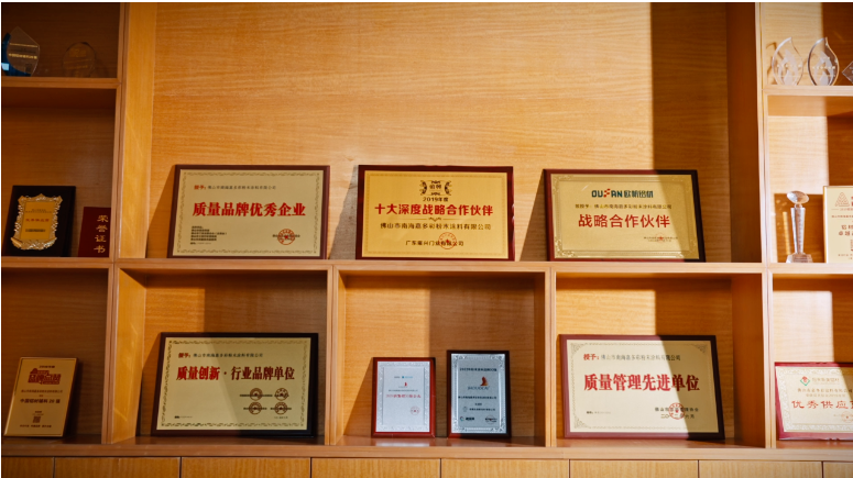 作為一家以技術(shù)實(shí)力為支撐的高新技術(shù)企業(yè)，嘉多彩粉末涂料公司在業(yè)界細(xì)分領(lǐng)域展現(xiàn)出了強(qiáng)大的創(chuàng)新能力和發(fā)展?jié)摿?。?jù)了解，被認(rèn)定為“創(chuàng)新型中小企業(yè)”的標(biāo)準(zhǔn)非常嚴(yán)格，要求企業(yè)在專業(yè)化水平、創(chuàng)新能力和行業(yè)影響力等方面均達(dá)到較高水平，因此嘉多彩公司的入選可謂是對其在行業(yè)內(nèi)的地位和實(shí)力的肯定。