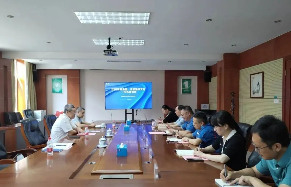 北橡院黨委書記兼總經(jīng)理李高平則表示，北橡院作為國(guó)家級(jí)橡膠科研設(shè)計(jì)綜合機(jī)構(gòu)，與海南橡膠的發(fā)展需求高度契合。雙方的合作基礎(chǔ)穩(wěn)固，合作前景廣闊。他表示北橡院愿意為海南橡膠提供人才和科技支持。他提出，雙方未來(lái)可以采用企業(yè)提出問(wèn)題，科研院所進(jìn)行攻關(guān)的模式，加深院企合作，促進(jìn)產(chǎn)學(xué)研用協(xié)同創(chuàng)新，引領(lǐng)我國(guó)天然橡膠產(chǎn)業(yè)向高端制造邁進(jìn)。