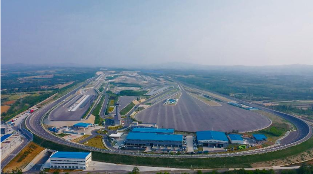 中路慧能由山東中亞輪胎試驗場有限公司和山東一路交通科技有限公司合力組成，旨在打造一個集整車輪胎試驗場、智能網(wǎng)聯(lián)測試場以及直線性能測試區(qū)為一體的綜合測試集群。公司致力于為客戶提供整車、智能網(wǎng)聯(lián)汽車、新能源汽車、制動零部件系統(tǒng)以及輪胎產(chǎn)品的多樣化檢測服務，并以出具的檢測報告為依據(jù)，為其提供權威性和國際公信力的認證解決方案。