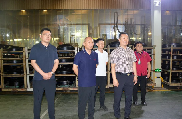 青島經(jīng)控集團(tuán)副總裁一行到萬達(dá)電纜集團(tuán)調(diào)研指導(dǎo)