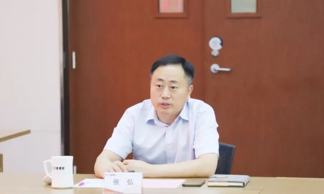 在會(huì)議上，北新防水副總經(jīng)理張弘回顧了北新防水的發(fā)展歷程和產(chǎn)業(yè)發(fā)展情況，并強(qiáng)調(diào)了雙方在價(jià)值觀和合作基礎(chǔ)方面的契合。他表示，雙方在新型綠色建材開發(fā)領(lǐng)域擁有廣闊的合作空間，希望通過此次戰(zhàn)略合作簽約，啟動(dòng)一系列綠色產(chǎn)品開發(fā)項(xiàng)目，不僅加深雙方合作，更實(shí)現(xiàn)強(qiáng)強(qiáng)聯(lián)合、共同發(fā)展的目標(biāo)。