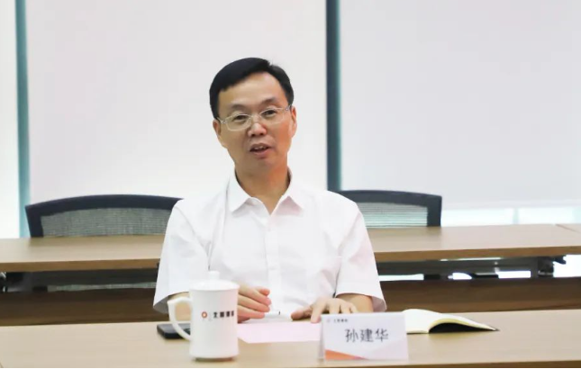 株洲橡膠院的孫建華也在會(huì)上介紹了該院的發(fā)展歷程、技術(shù)開發(fā)成果等。他指出，北新防水在資源整合、品牌塑造和市場(chǎng)推廣方面經(jīng)驗(yàn)豐富，而株洲橡膠院在技術(shù)開發(fā)能力和成果方面頗具實(shí)力。雙方將以產(chǎn)業(yè)化前景明確的項(xiàng)目為切入點(diǎn)，實(shí)現(xiàn)資源共享，共同推動(dòng)企業(yè)高質(zhì)量發(fā)展。