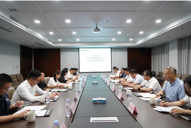 城建集團領導對華凌電纜近年來取得的卓越成就表示充分肯定，并對目前項目合作中出現(xiàn)的情況提了一些建議。濟南城市建設集團黨委書記、董事長史海成則提出，企業(yè)應堅定戰(zhàn)略方向，制定詳細的戰(zhàn)略規(guī)劃和目標，加強與子公司的聯(lián)動合作，為集團發(fā)展貢獻更多力量。