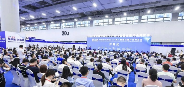 2023粵港澳大灣區(qū)(廣州)智慧交通產(chǎn)業(yè)博覽會(huì)于8月24-26日盛大開(kāi)幕。在這個(gè)為期三天的盛會(huì)上，城市智慧交通領(lǐng)域的創(chuàng)新與融合成為了焦點(diǎn)。以“高質(zhì)量 開(kāi)新局”為主題的本次博覽會(huì)聚焦于構(gòu)建立體交通產(chǎn)業(yè)生態(tài)，涵蓋了智慧交通、智慧港口、智慧停車(chē)、軌道交通、國(guó)際客車(chē)與新能源車(chē)輛等主題。
