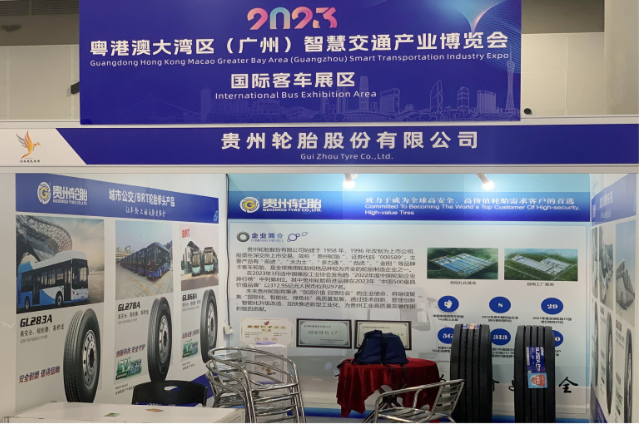 在本次博覽會(huì)上，貴州輪胎特別展示了采用三超核心安全技術(shù)的城市智慧交通運(yùn)輸系列輪胎產(chǎn)品。這些產(chǎn)品不僅在城市公交/BRT和旅游巴士等領(lǐng)域引起了行業(yè)專家和業(yè)內(nèi)人士的廣泛關(guān)注，還為交流與洽談提供了良好平臺(tái)。