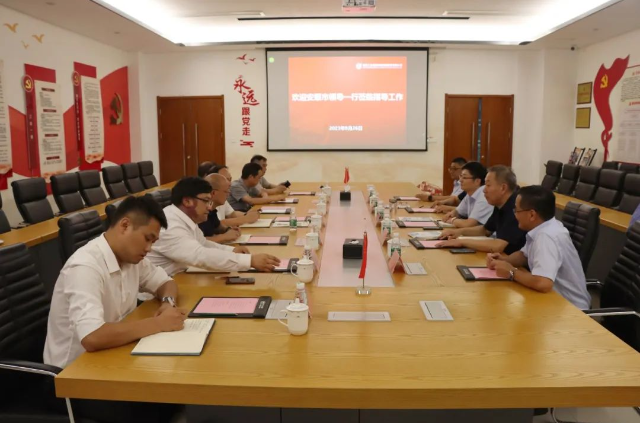 會(huì)上，雙方圍繞加強(qiáng)合作、推動(dòng)貴州航空產(chǎn)業(yè)城建設(shè)等議題進(jìn)行了深入交流。安順市副市長(zhǎng)楊平對(duì)寶勝股份在技術(shù)創(chuàng)新方面的優(yōu)勢(shì)和高品質(zhì)產(chǎn)品表示贊賞。他強(qiáng)調(diào)，寶勝作為中國(guó)電線(xiàn)電纜行業(yè)的領(lǐng)軍企業(yè)，肩負(fù)著引領(lǐng)行業(yè)發(fā)展的使命，希望寶勝繼續(xù)發(fā)揮供應(yīng)鏈優(yōu)勢(shì)，推動(dòng)貴州分公司不斷壯大，為地方產(chǎn)業(yè)升級(jí)和經(jīng)濟(jì)增長(zhǎng)提供有力支持，共同實(shí)現(xiàn)貴州航空產(chǎn)業(yè)城的建設(shè)目標(biāo)。